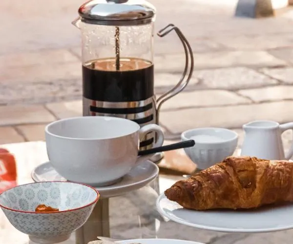 Pomalo 4* فيس